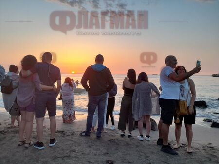 Хиляди меломани посрещнаха с „Остава“ Джулая на плажа в Бургас