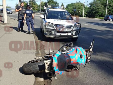 Извънредно! Моторист пострада при катастрофа в Бургас