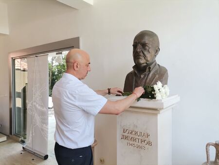 Кметът на Созопол почете паметта на проф. Божидар Димитров