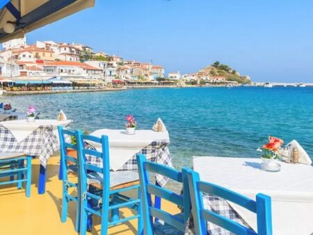 На кафе или ресторант в Гърция: Само с ваксина или отрицателен тест