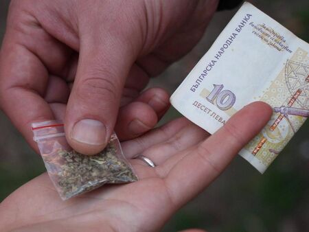 Отчитат с 22 престъпления по-малко на ден, търговията с наркотици мина онлайн