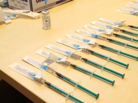 Чипове, безплодие... Митове и истини за ваксините срещу COVID-19