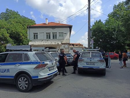 Извънредно! Трима арестувани при спецакция в кв. Кумлука, пред участъка ври от полиция