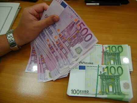 Рекордните 5 млн. лв. недекларирана валута задържаха служители на Агенция „Митници“ само за юни