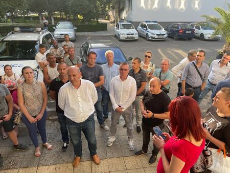 Безпрецендентно ВИДЕО показва окупацията на РУ-Поморие заради арестувания кмет на с. Бата