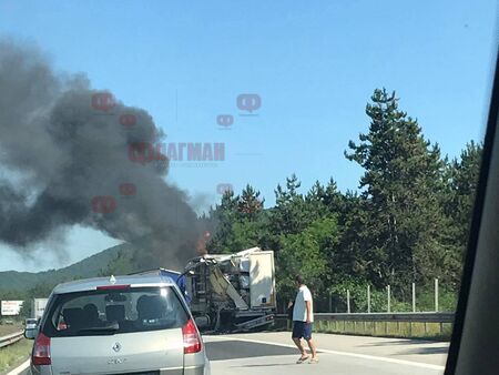 Горящ тир блокира движението към морето по АМ "Тракия"