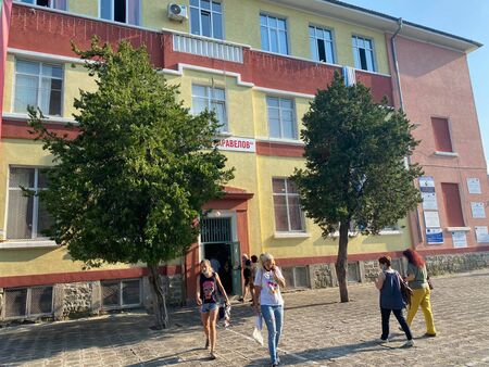 С проблем е започнал изборният ден в ОУ "Любен Каравелов" в Бургас