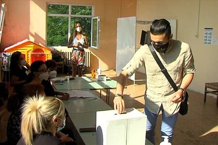 Младото попълнение в НФСБ Валери Ангелов гласува в Дебелт