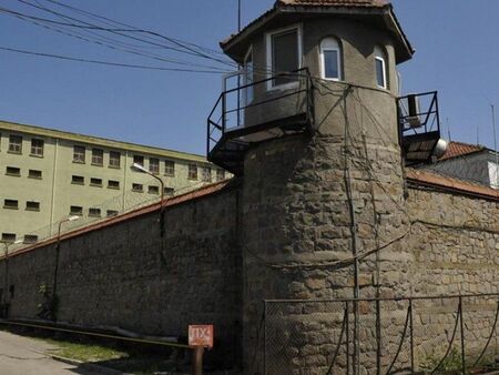 Слави бие в бургаския затвор със смазваща преднина
