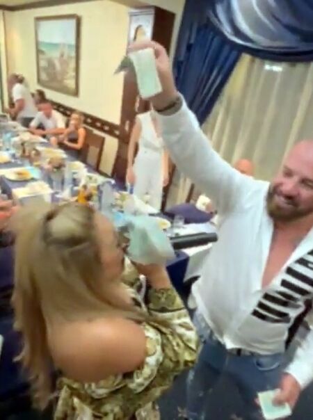 Динко от Ямбол мята пачки по стотачки на кръщенето на детето си