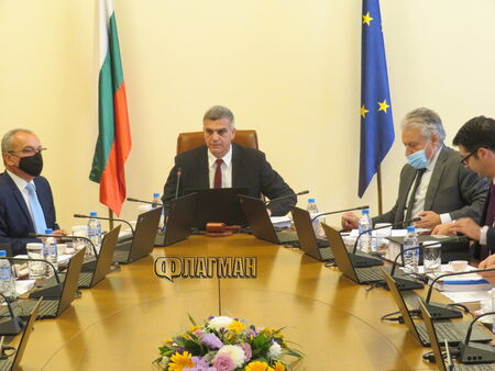 Янев заинтригува с програмна реч след призива на Манолова служебният кабинет да остане на власт