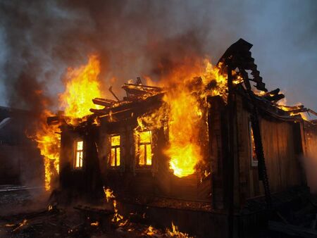 Сграда изгоря до основи във вилната зона на Айтос