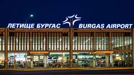 Самолет на нискотарифна компания кацна аварийно в Бургас