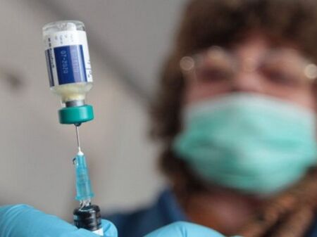 Европа брои скок на случаите с коронавирус, ще станат ли ваксините задължителни