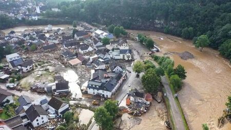 133 са вече загиналите , а стотици са изчезнали сред наводненията в Германия