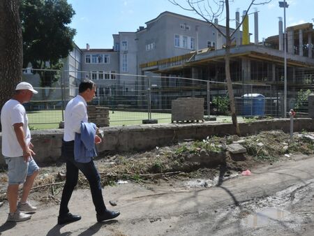 Кметът Димитър Николов провери как върви строителството на новия корпус на училище „Св. св. Кирил и Методий“