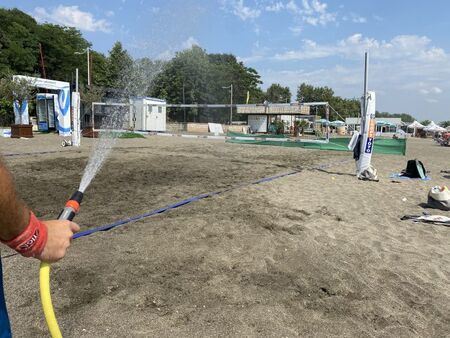 Летни жеги: Концесионер на плаж в Бургас мокри пясъка, за да може туристите да се наслаждават на спортните си забавления