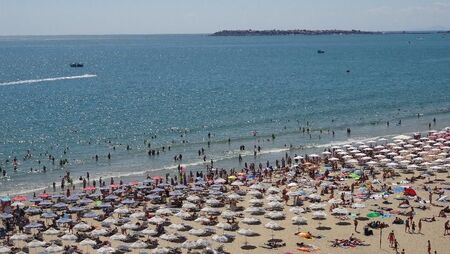 Черноморието пълно с туристи, основно българи и румънци