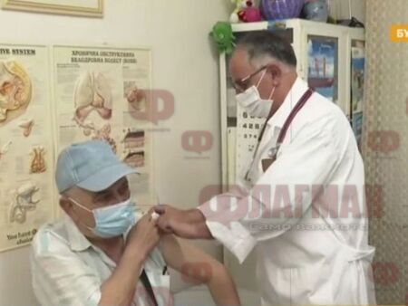 Опашка пред кабинета на рекордьора по поставени ваксини от Бургас