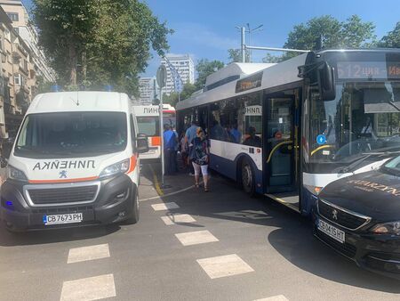 Извънредно! Катастрофа с автобус и „Пежо” блокира бул. „Демокрация”, ранена е жена