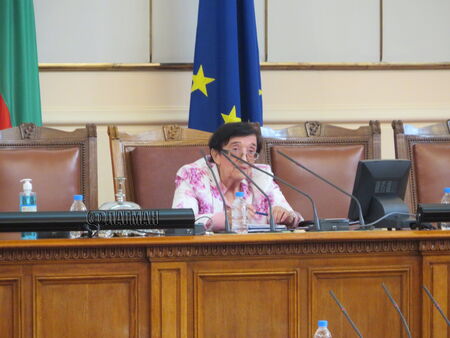 Зайкова откри новия парламент и призова за разум и диалог: Омразата е път за никъде