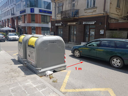 Сигнал до Флагман.БГ: Контейнери стесняват вход-изход на важен паркинг в центъра на Бургас