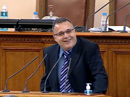 Депутатът-певец Стоян Михалев: Пристанище Варна е дадено на Маджо