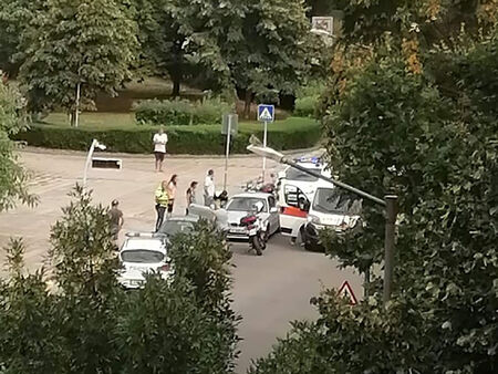 Извънредно! Шофьор блъсна две 11-годишни деца на пешеходна пътека в Бургас