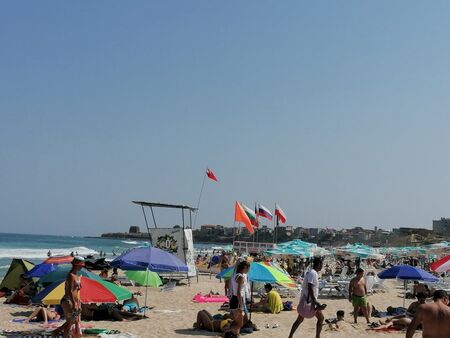 Сеир: Бой за чадъри и шезлонги на плажа в Приморско и Поморие