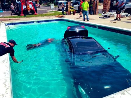 Шофьор потопи луксозен автомобил в плувен басейн