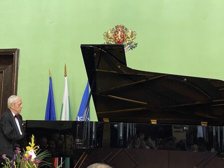 Световноизвестният маестро Атанас Куртев посвети концерт на лекарите от МБАЛ „Сърце и Мозък“, спасили живота на съпругата му