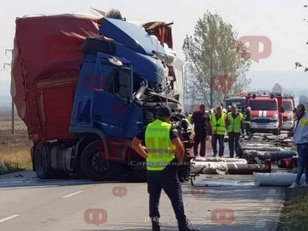 Тежка катастрофа затвори главния път София - Варна, има загинали