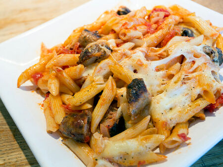Рецепта за паста на фурна с наденица, домати и моцарела
