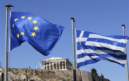 Гърция вдига минималната заплата въпреки кризата