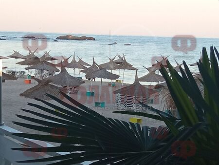 Бай Ганьо на море: Вижте как тарикати си пазят чадъра и шезлонга на плаж Арапя