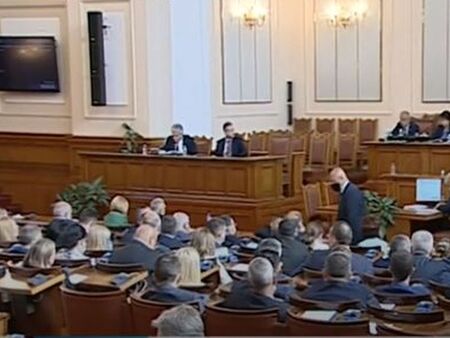 Депутати променят правилника на парламента, за да заседават всяка седмица