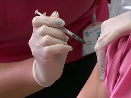 Експерти: Пандемията е на неимунизираните. Ще се стигне ли до задължителна ваксинация?