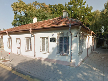 Събарят старите бараки на кожния диспансер в Бургас, за да направят хубава градинка