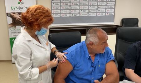 Бойко Борисов се ваксинира