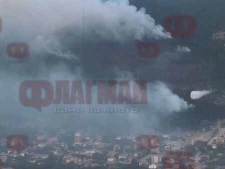 Пожарът над Твърдица се разраства, снижиха огнените езици с хеликоптер