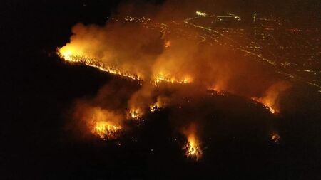 Пожарът над Твърдица се разраства, разчитат на хеликоптера да го локализира