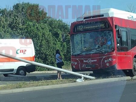 Автобус се заби в светофар до мол "Галерия" в Бургас