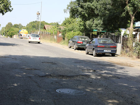 Важна улица в Средец  е в окаяно състояние, кратери зеят в асфалта
