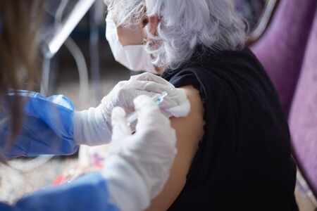 100-годишна жена се ваксинира срещу COVID-19