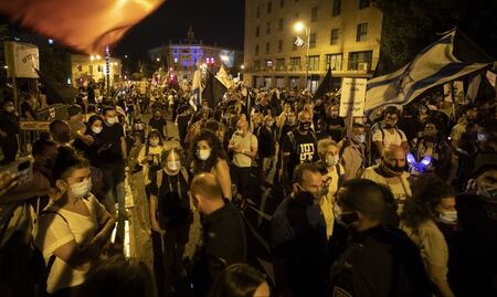 Протест в Тел Авив срещу новите ограничения заради пандемията