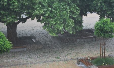 Мъж е загина при бурята в Ботевградско, покосен от токов удар