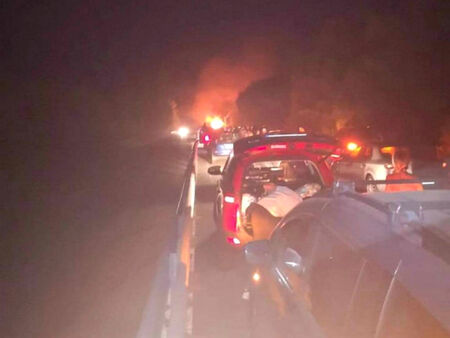 Извънредно: Автомобил се самозапали и блокира пътя Созопол - Бургас (обновена)