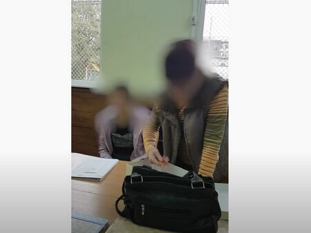 Скандално видео от Помощното училище в Бургас: Трябва да изляза, че ще я убия, крещи преподавателка