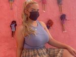 Трудова злополука! Едрогърда готвачка си изгори бомбите на скарата