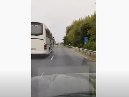 Нормално ли е? Автобусен шофьор кара с над 100 км/ч в Бургас